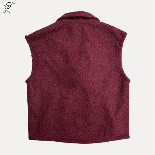 Chastar Gilet Livia in bordeaux met zachte stof en modern swirl-patroon, stijlvol en veelzijdig voor herfst en winter.