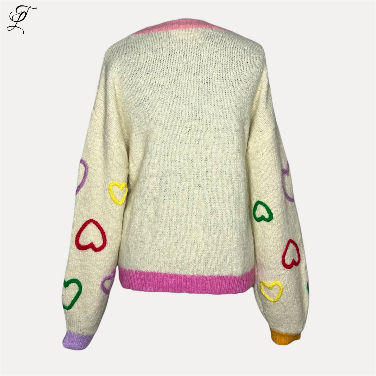 Chastar Hart Sweater in crème wit met roze boorden en kleurrijke hartjes op de mouwen. Oversized trui met speels patroon en contrasterende manchetten in verschillende kleuren. Perfect voor casual comfort. Truien, Collectie, Bestsellers.