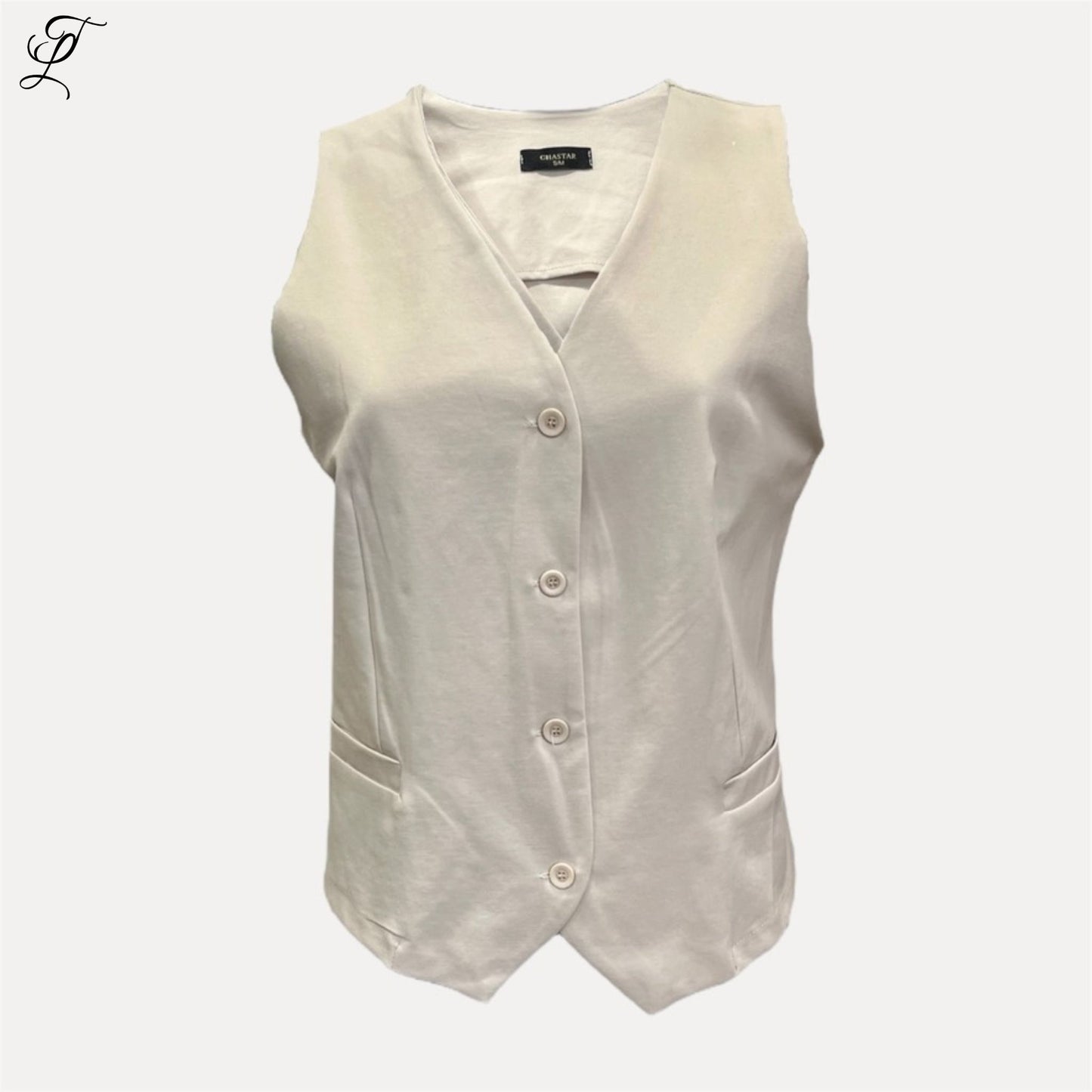 Chastar Tricot Gilet beige met V-hals en sierknopen, ideaal voor een casual en stijlvolle look.