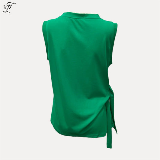 Chastar Tricot Top in fris groen met subtiel strikdetail en moderne zijsplit voor een sportieve, casual look.