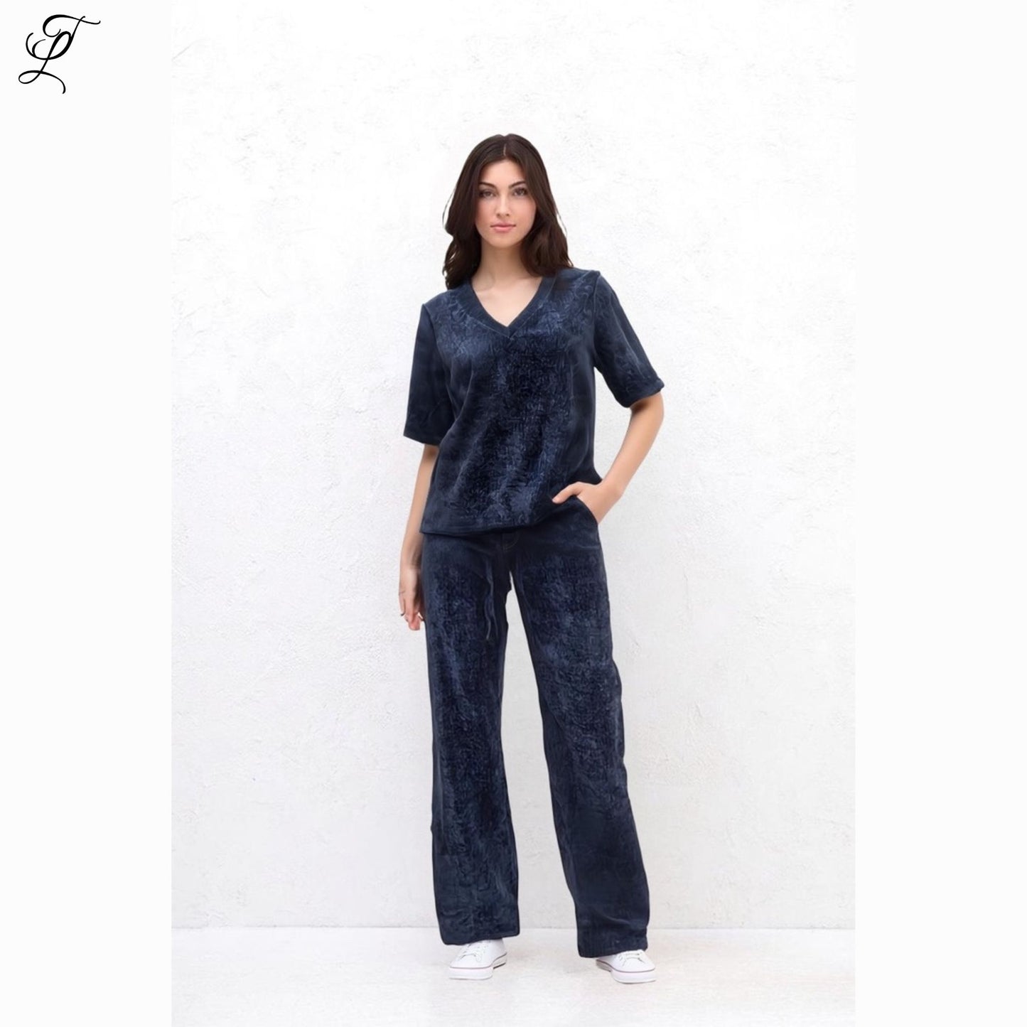 Chastar Fluwelen Top in donkerblauw met V-hals en korte mouwen voor een elegante, relaxte pasvorm.