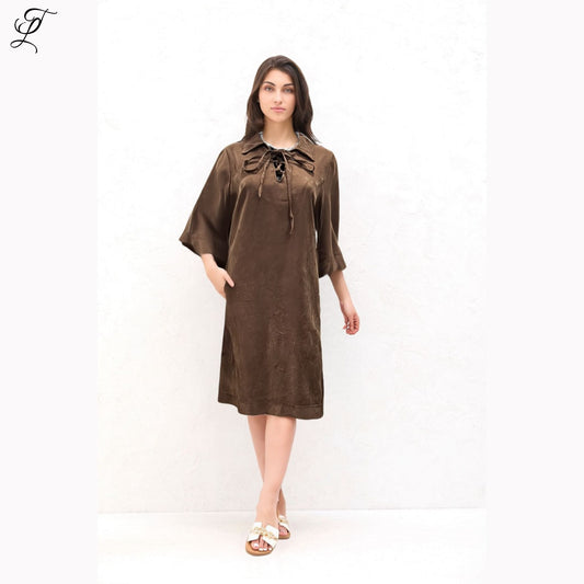 Chastar Lyocell Jurk met Kraag in chocoladebruin, losvallend en comfortabel met veterdetail voor een stijlvolle uitstraling.