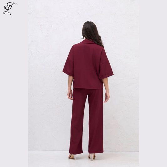 Chastar Set Mila in bordeaux met oversized blouse en rechte broek voor comfort en een moderne uitstraling.