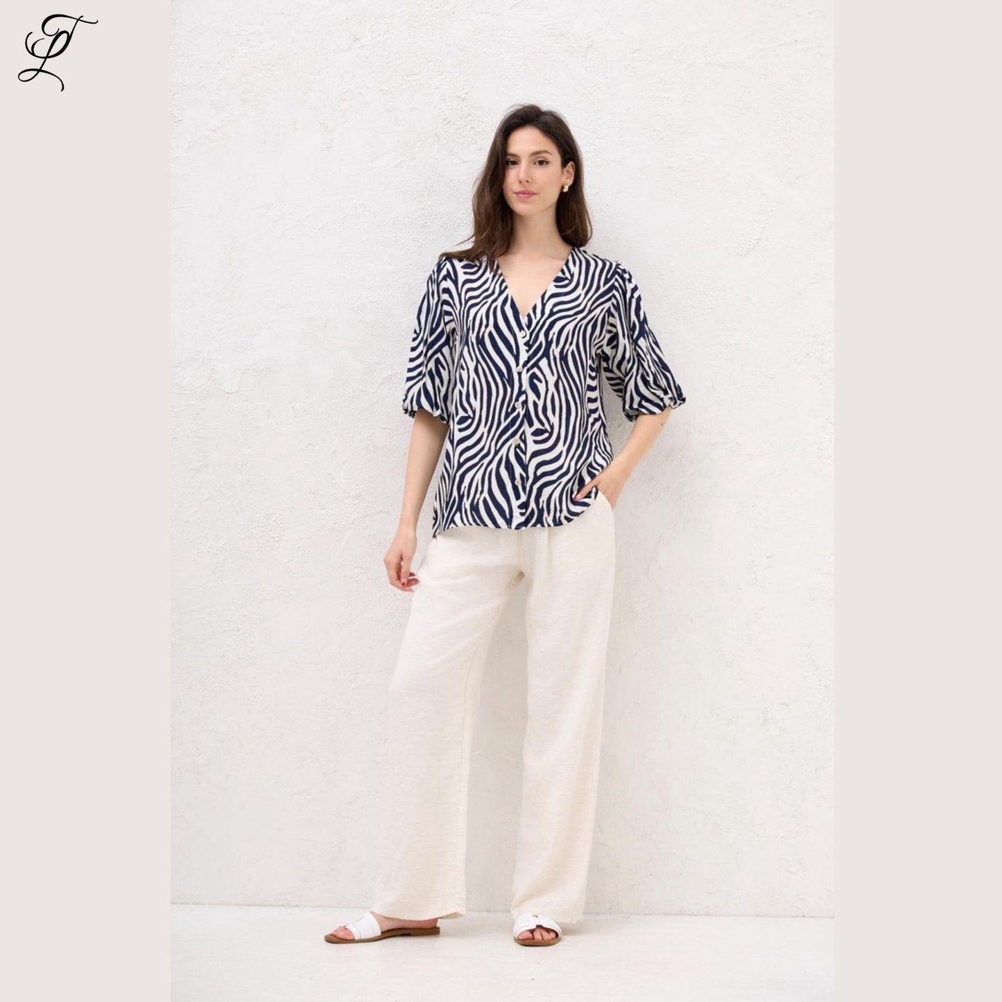 Chastar Viscose Blouse Zebra Print met luchtige pasvorm en elastische pofmouwen voor een stijlvolle casual look.