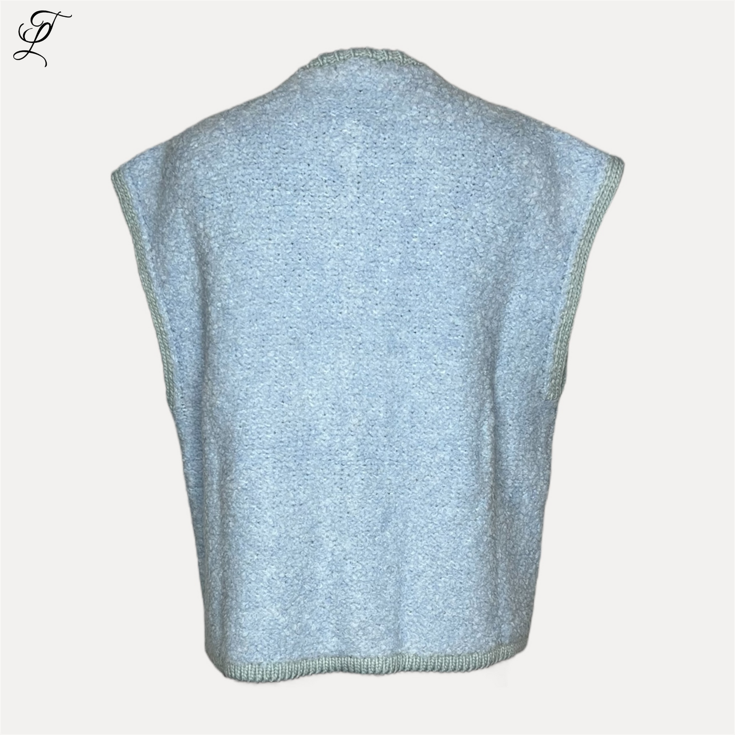 Chastar Gebreide Spencer in lichtblauw, getoond vanaf de achterkant. Mouwloos vest met fijne ribgebreide boorden en een zachte gebreide structuur. Perfect passende one-size kledingstuk uit de Vesten Collectie.