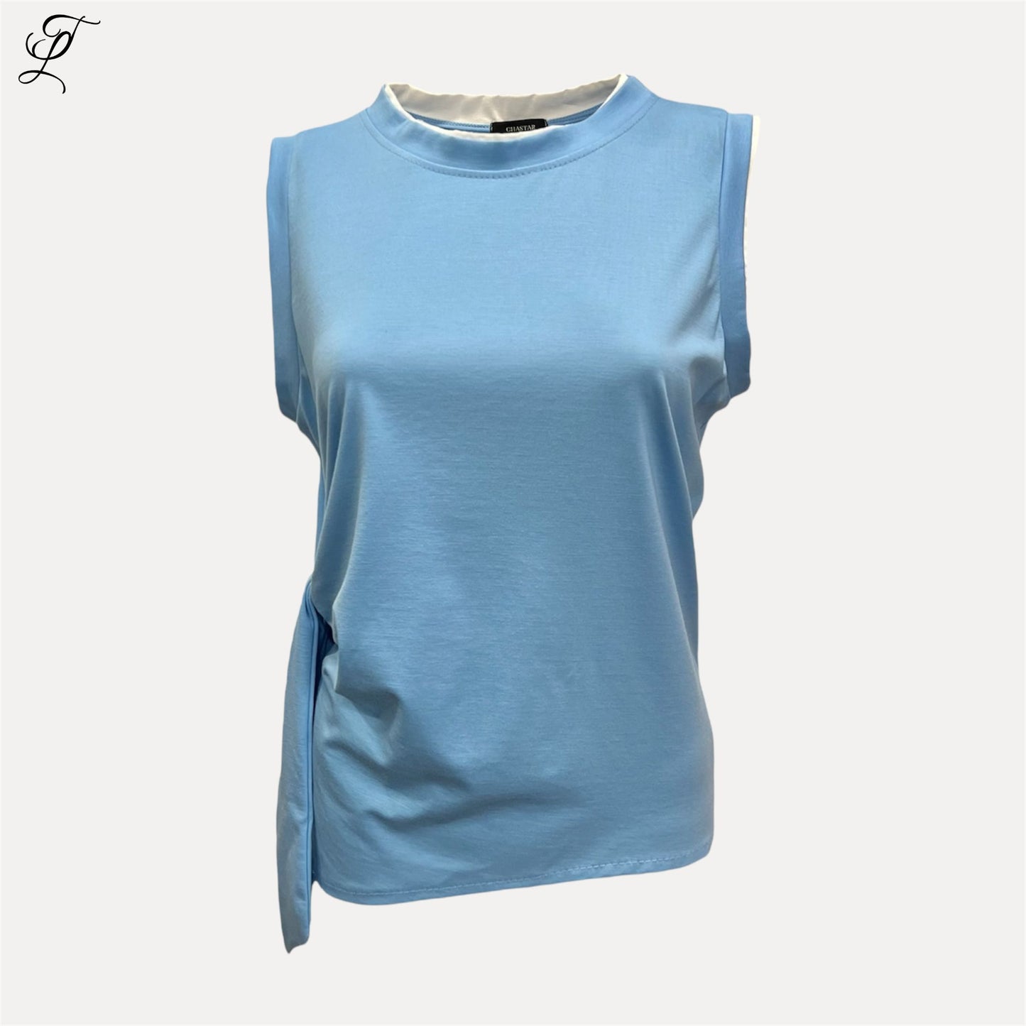 Luchtige en stijlvolle Chastar Tricot Top in lichtblauw met speels strikdetail voor een casual zomerse look.