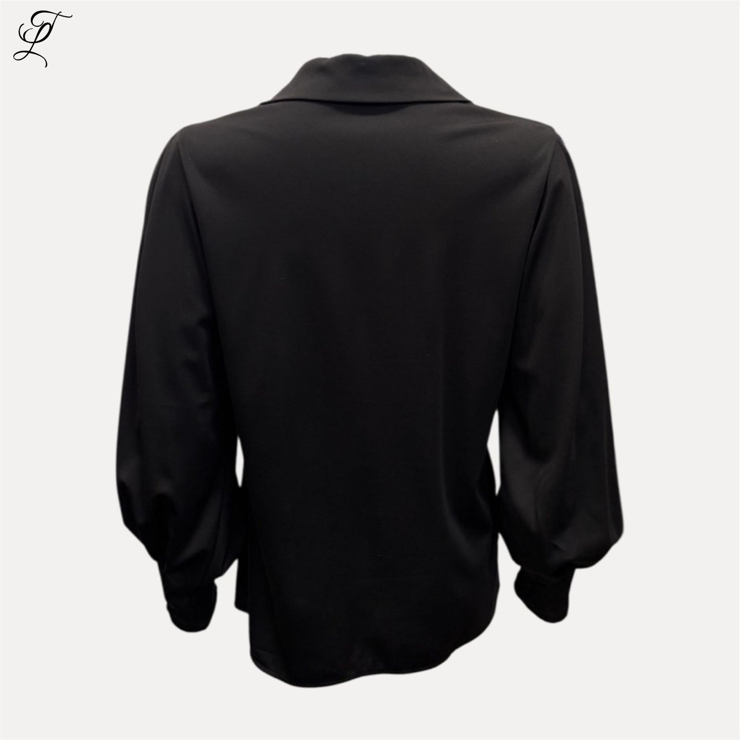 Zwarte Chastar Tricot Blouse Amira met klassieke kraag, lichte stretch en subtiel geplooide mouwen, elegante pasvorm.