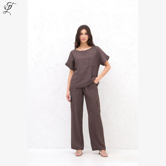 Dame draagt Chastar Viscose Linnen Broek in bruine cargo stijl met losse pasvorm en zijzakken, comfortabel en stijlvol.