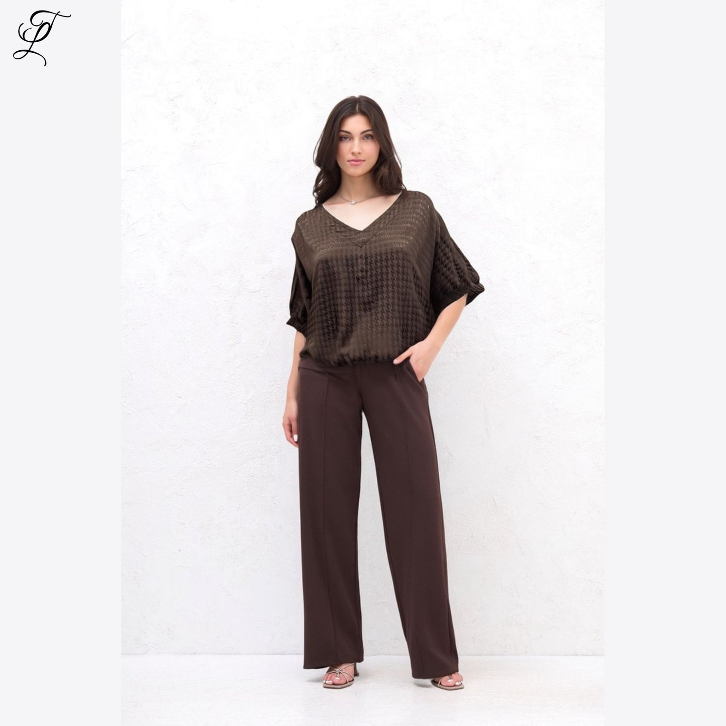 Damesmodel draagt Chastar Viscose Top in bruin met subtiel geweven patroon en losse, luchtige pasvorm.