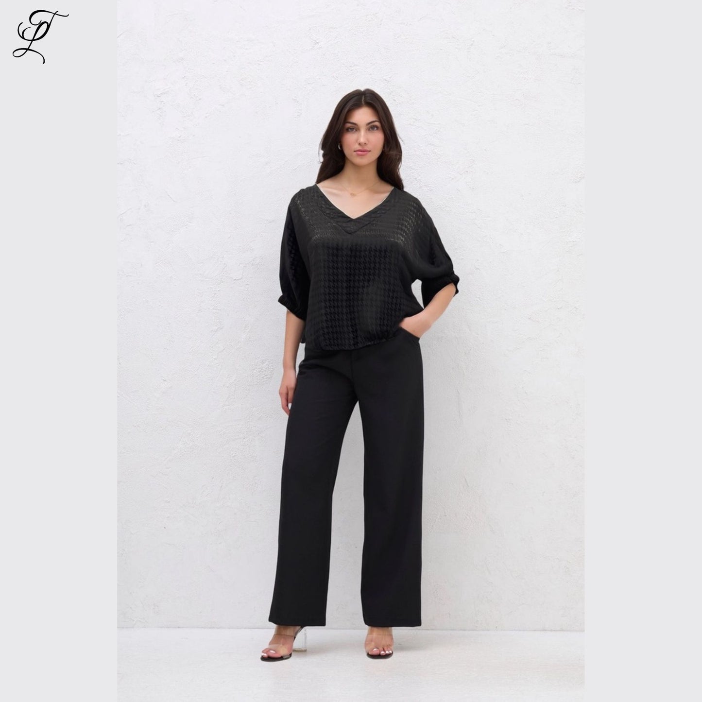 Chastar Viscose Top in zwart met subtiel geweven patroon en losse pasvorm voor dagelijks en feestelijk gebruik.