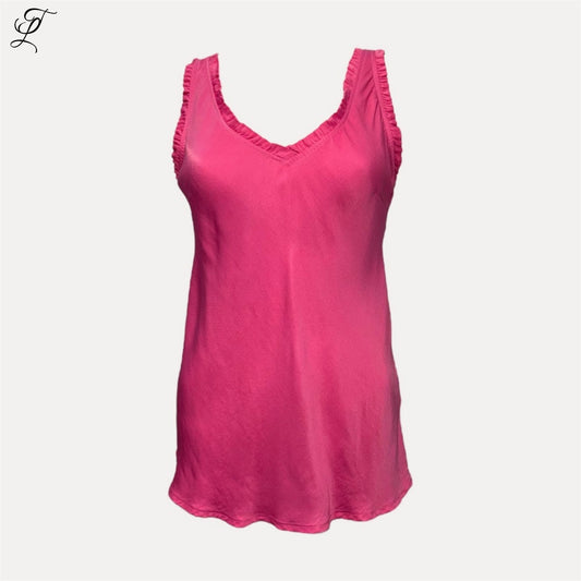 Chastar Ruche Zijde Viscose Top in roze met elegante ruches langs v-hals en bandjes, gemaakt van zachte zijde-viscose