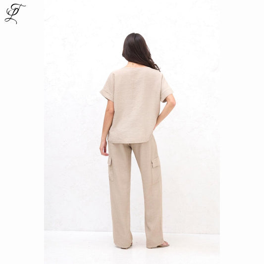 Chastar Viscose Linnen Set Emma in beige, losse top en broek met cargo zakken, comfortabele pasvorm, Sets Chastar Viscose