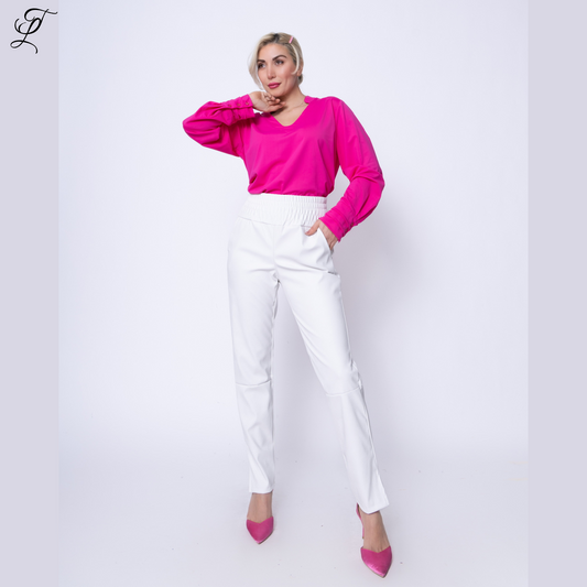 Stijlvolle witte PU broek met stretch van Chastar, gecombineerd met een felroze blouse en matching schoenen. De broek heeft een moderne pasvorm en wordt gedragen met een casual chique uitstraling. Perfect voor diverse gelegenheden. Chastar PU Broek Met Stretch Wit - Home page, Broeken