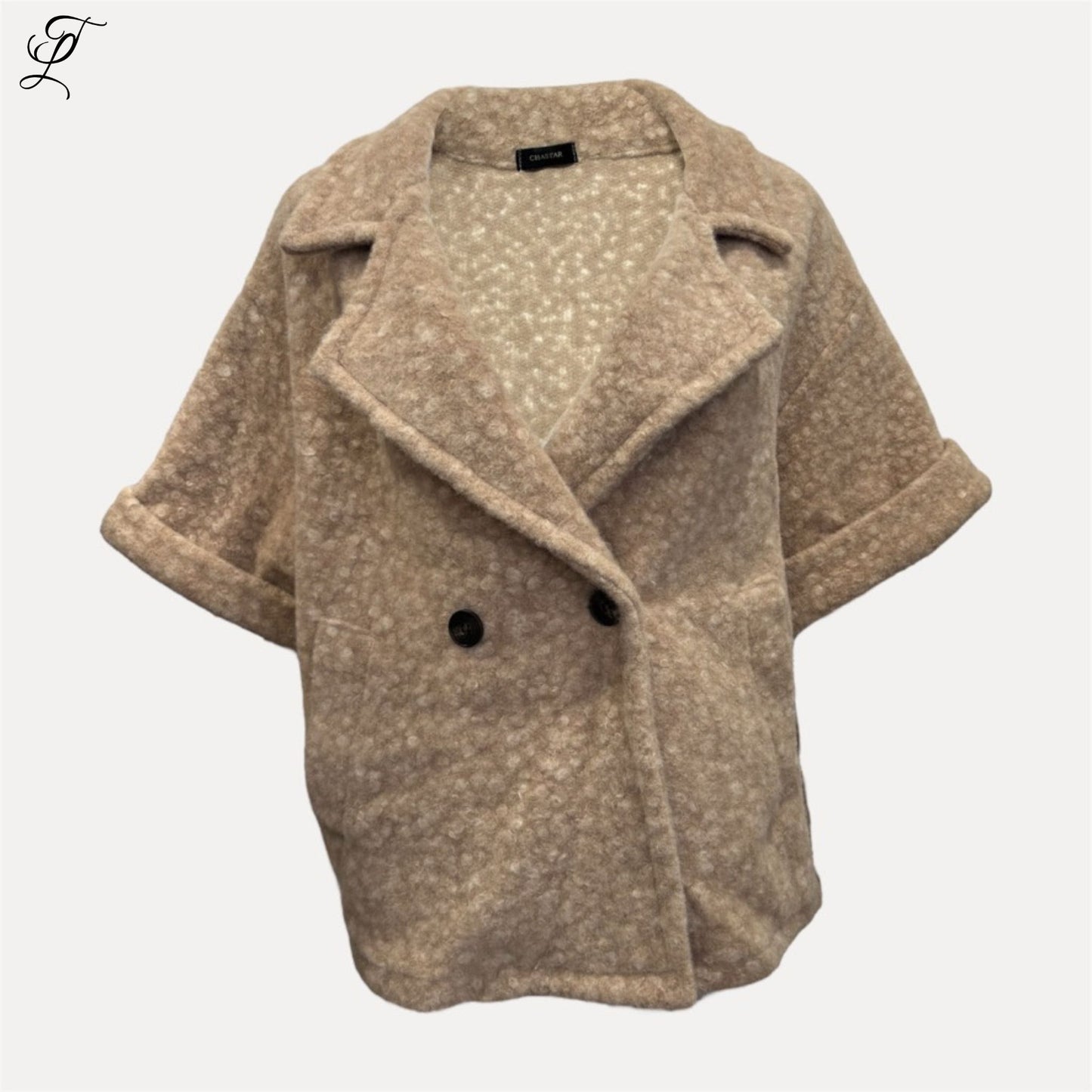 Chastar korte bouclé jas in beige met dubbele knoopsluiting en wijde korte mouwen, stijlvol en comfortabel.