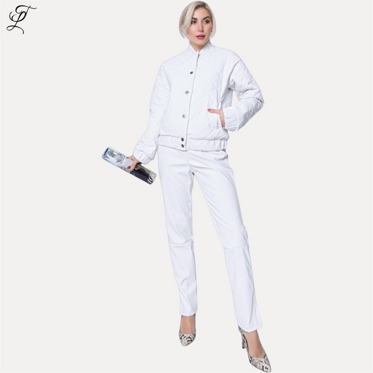 Stijlvol wit Chastar PU Leren Bomberjack met gewatteerd design, knoopsluiting en elastische boorden, gedragen in een complete witte outfit met slanke broek en luipaardprint schoenen. Perfect voor een moderne urban look. | Home page, Jassen & Blazers, Collectie