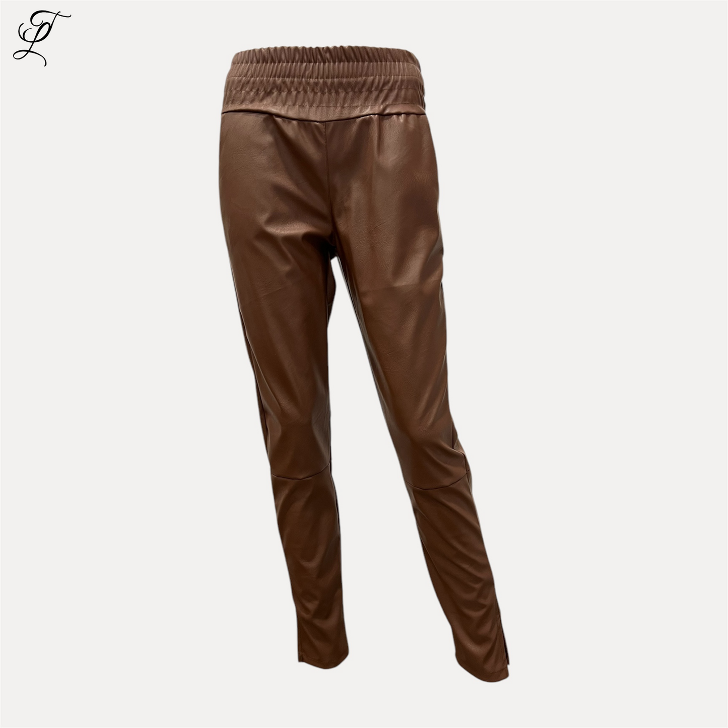 Stijlvolle Chastar PU broek met stretch in bruine kleur, elastische tailleband voor optimaal comfort. Glanzende afwerking met slanke pasvorm. Perfect voor dagelijks gebruik. Chastar PU Broek Met Stretch Wit - Home page, Broeken