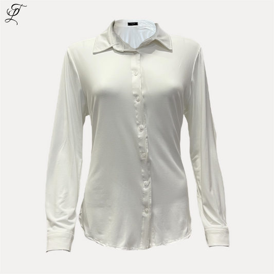 Chastar Soft Blouse in elegant wit, gemaakt van soepele viscose-polyamide mix. Klassieke blouse met kraag en knoopsluiting, perfect voor dagelijks gebruik. Lange mouwen met manchetten. Beschikbaar in verschillende maten. Home page, Collectie, Bestsellers