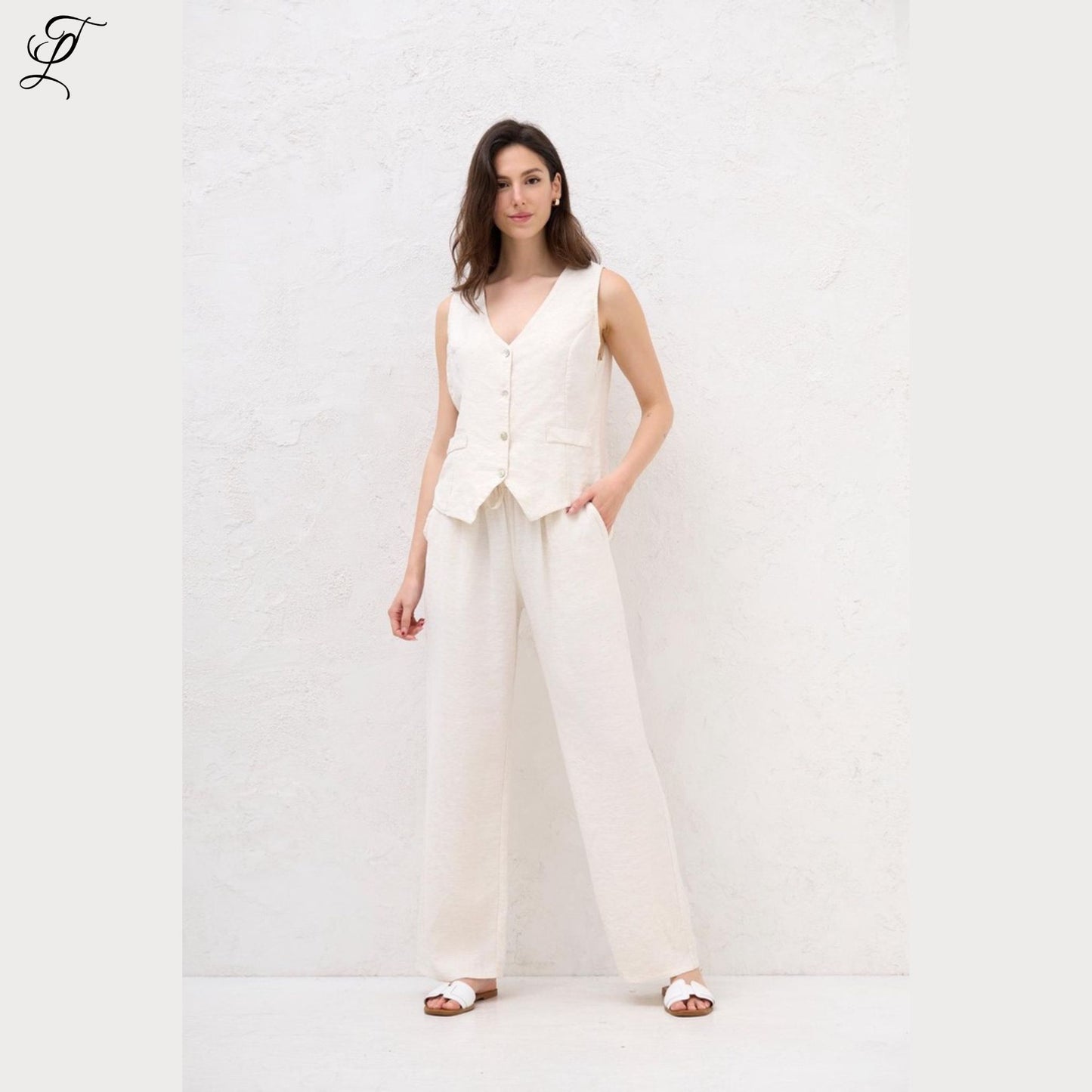 Draag de luchtige Chastar Linnen Top met V-hals en knoopsluiting voor een zomerse en vrouwelijke look.