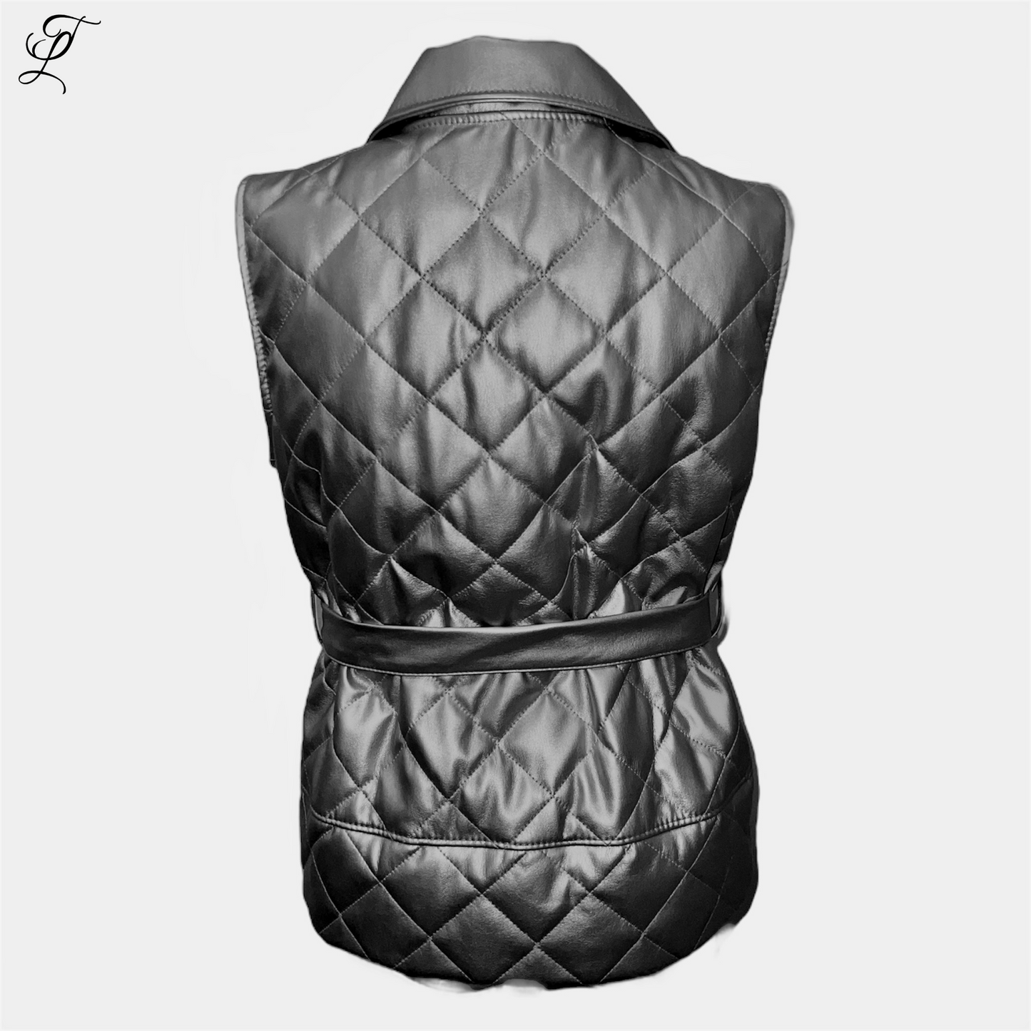 Chastar PU Gilet in stijlvol zilvergrijs, met luxueuze gewatteerde ruitpatroon, elegante kraag en vrouwelijke striksluiting. Mouwloos vest getoond vanaf de achterkant met zichtbare tailleband voor een perfecte pasvorm. Collectie Home page