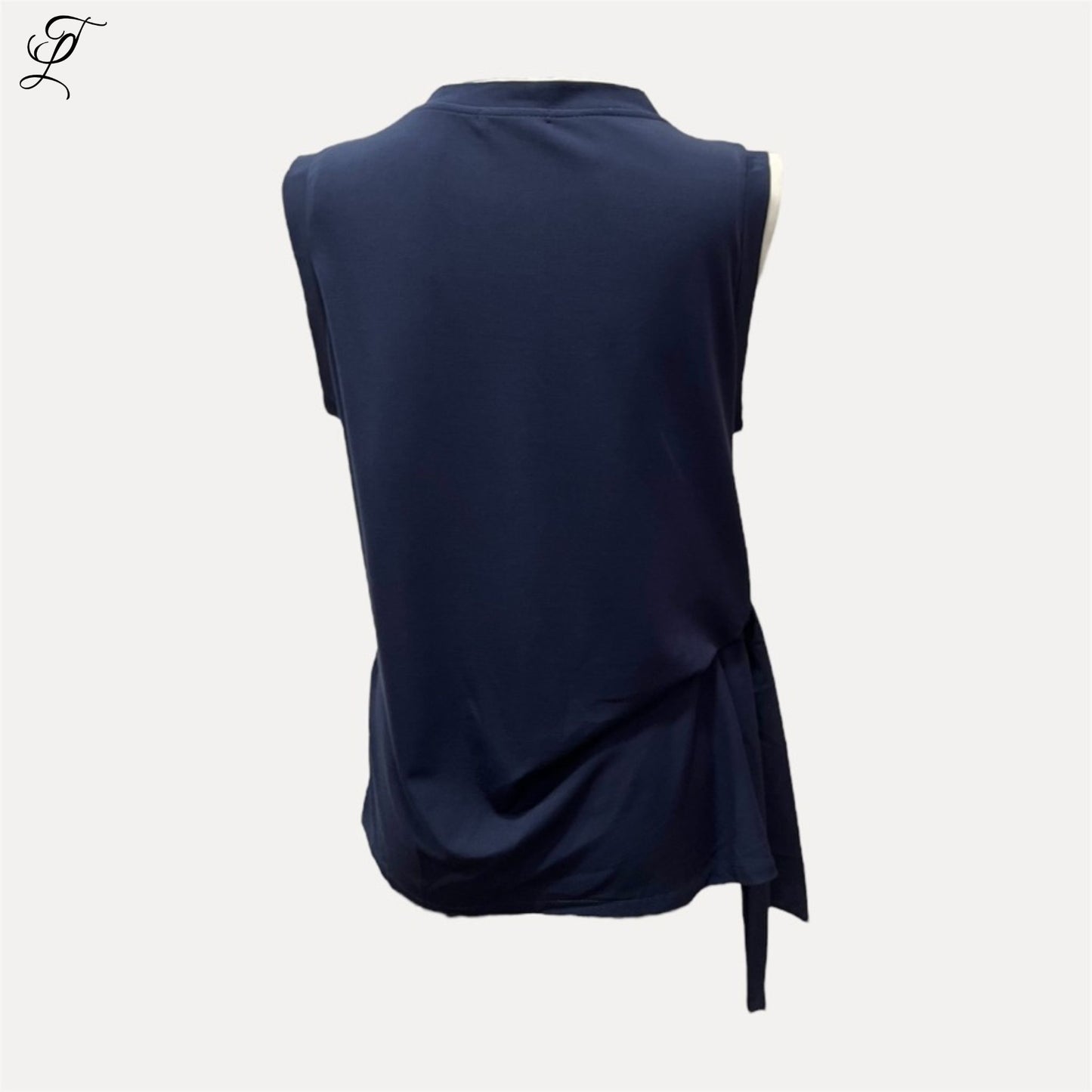 Chastar Tricot Top donkerblauw mouwloos met speels strikdetail en comfortabele pasvorm voor casual zomerse dagen.