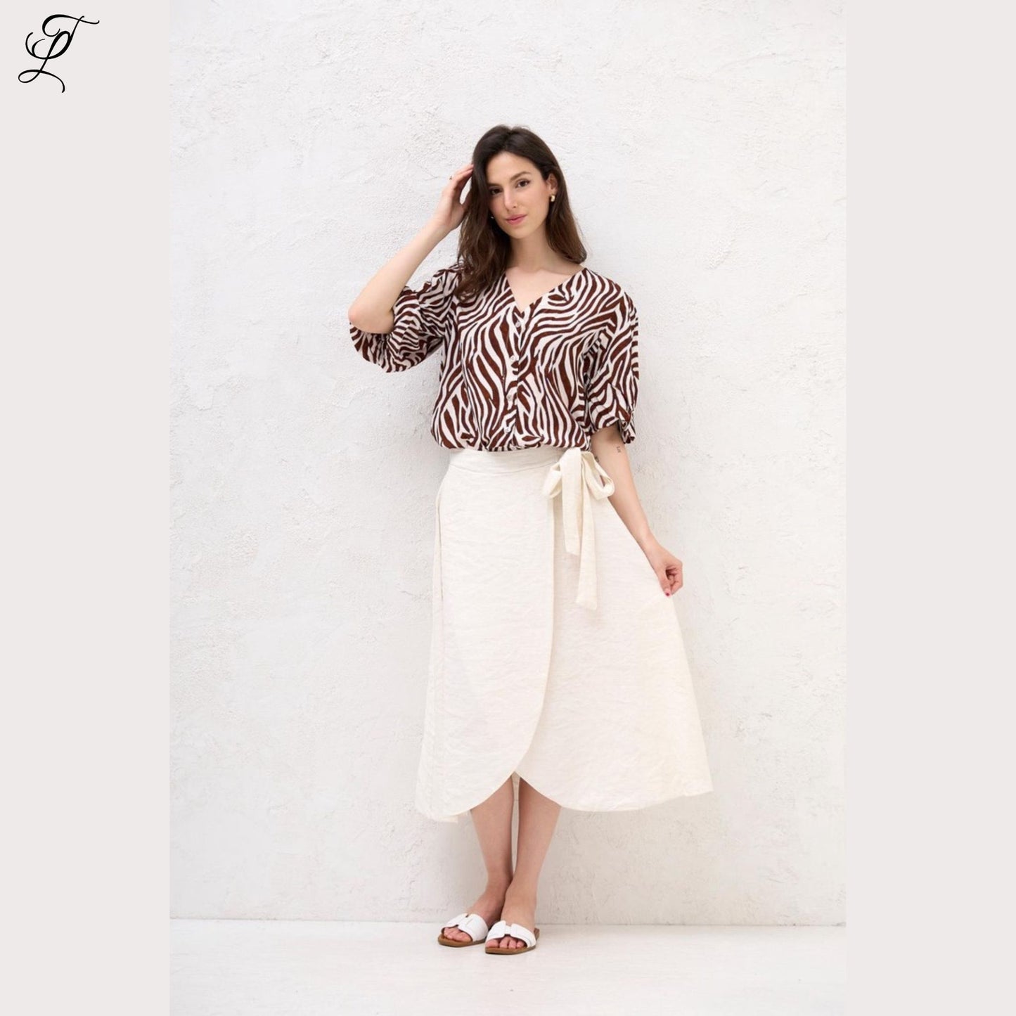 Chastar Viscose Blouse Zebra Print met losse fit en elastische pofmouwen voor een stijlvolle, casual zomerse look.