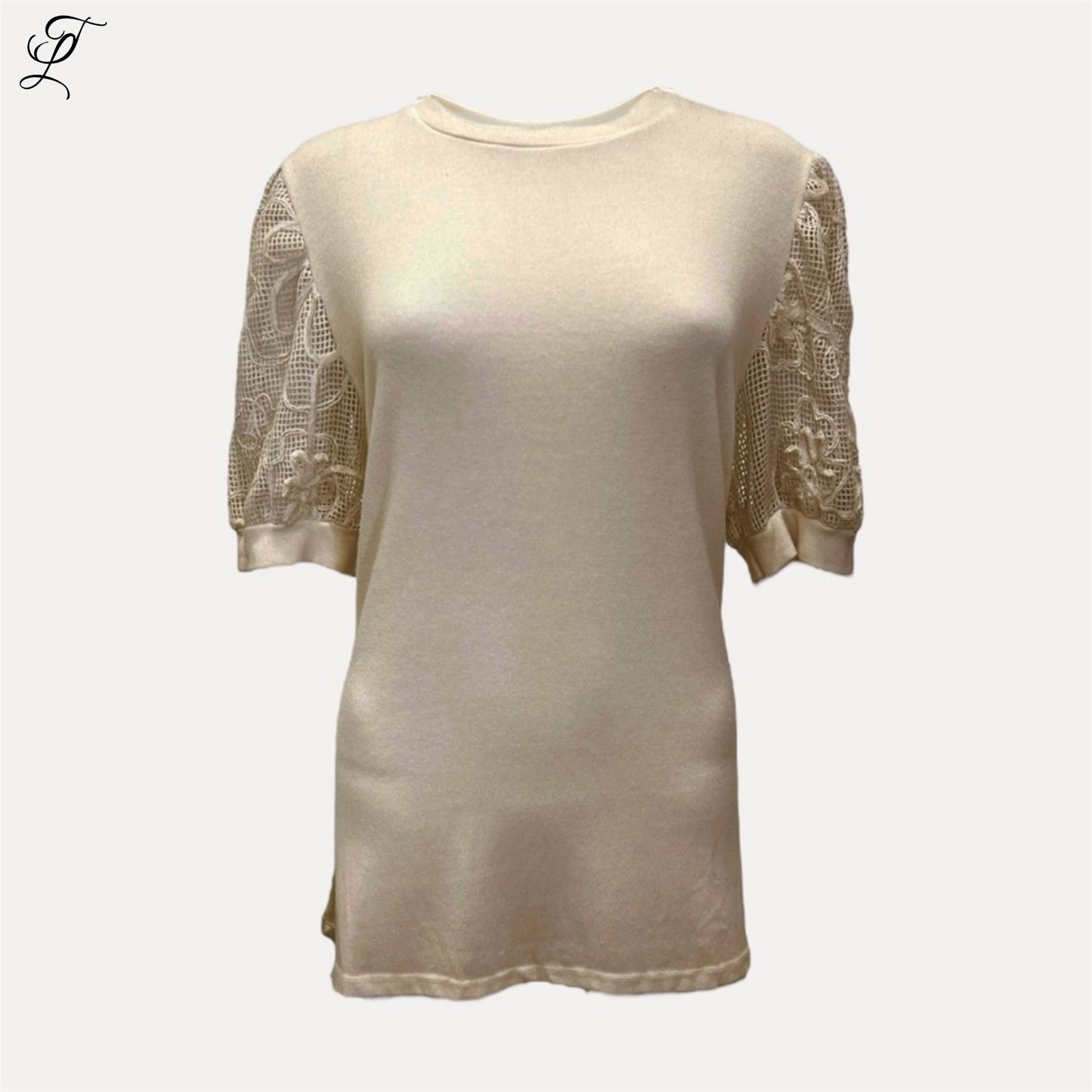 Chastar Top Zoe in beige met elegante kanten mouwen, ronde hals en romantische uitstraling - Tops & Shirts Collectie