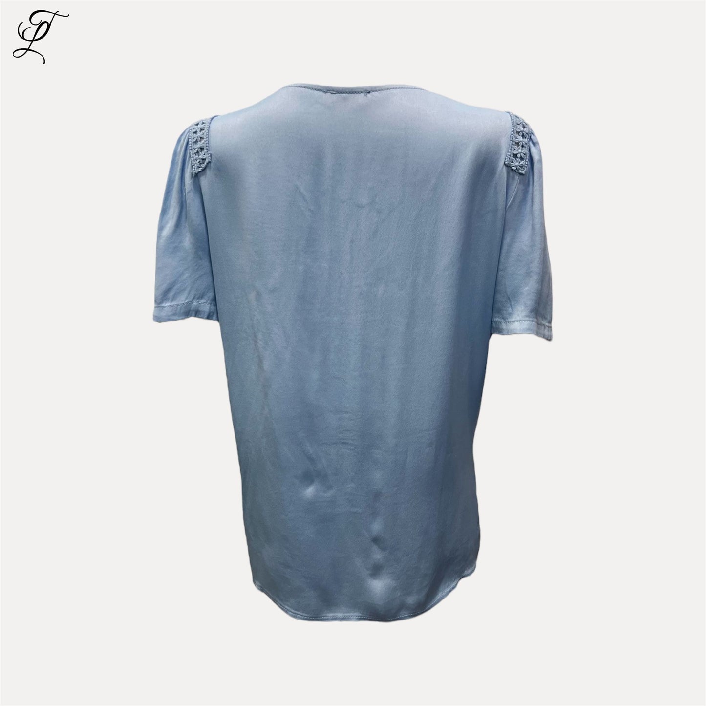 Chastar Zijde Viscose V-Hals Top in lichtblauw met gehaakte schouderdetails, zachte glans en korte mouwen