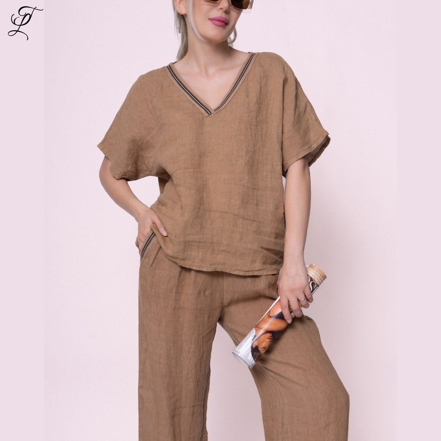 Stijlvolle Chastar Linnen V-Hals Top in camelkleur, los model met korte mouwen en contrasterende V-hals bies, Tops & Shirts Collectie