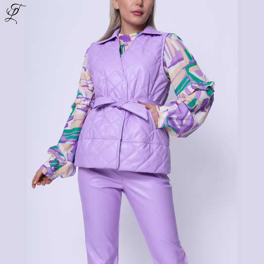 Chastar PU Gilet in lila met gewatteerd design, strikceintuur en geometrische print blouse. Stijlvolle mouwloze vest met een moderne look, perfect voor een elegante laagjes outfit. Collectie Home page