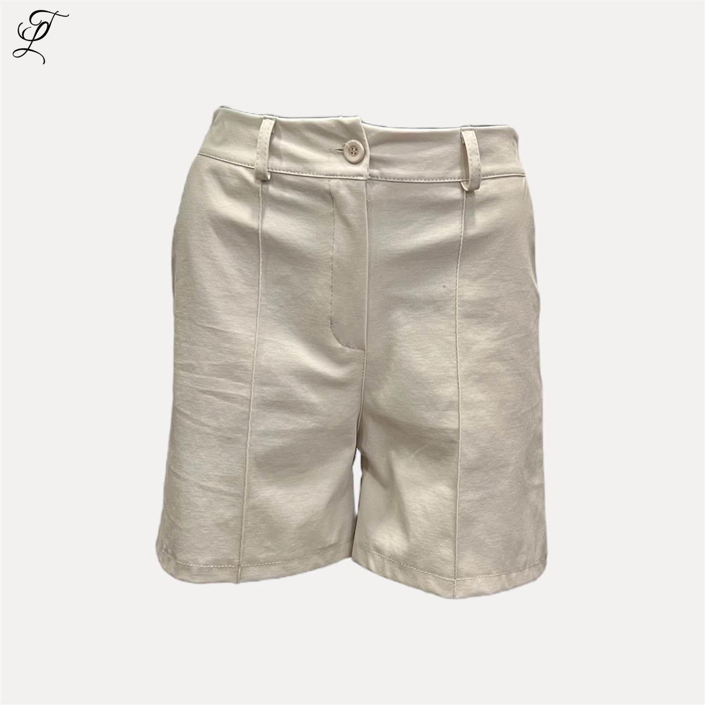 Chastar Korte Broek in off-white met een elastische taille en speelse achterkant, ideaal voor warme zomerdagen.