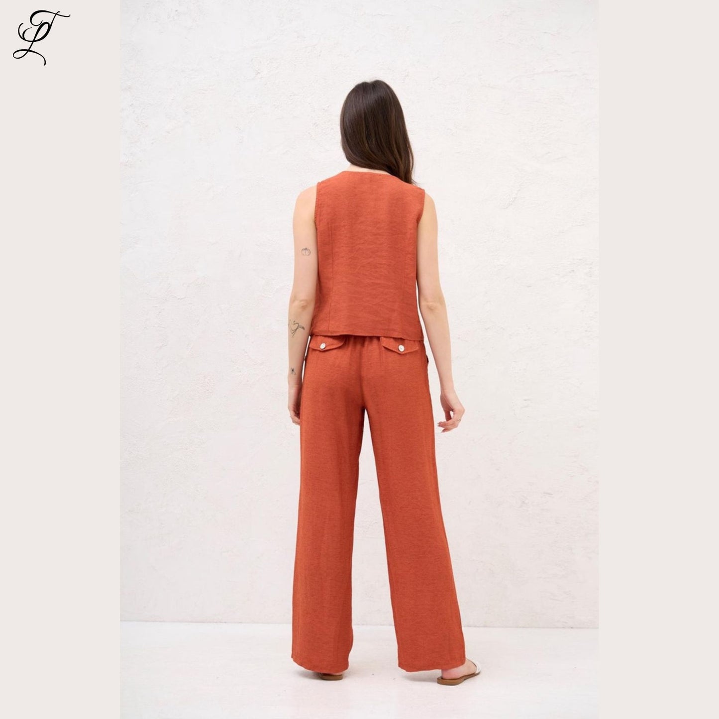 Chastar Linnen Top in roestkleur, luchtig en stijlvol voor warme dagen met een natuurlijke look.