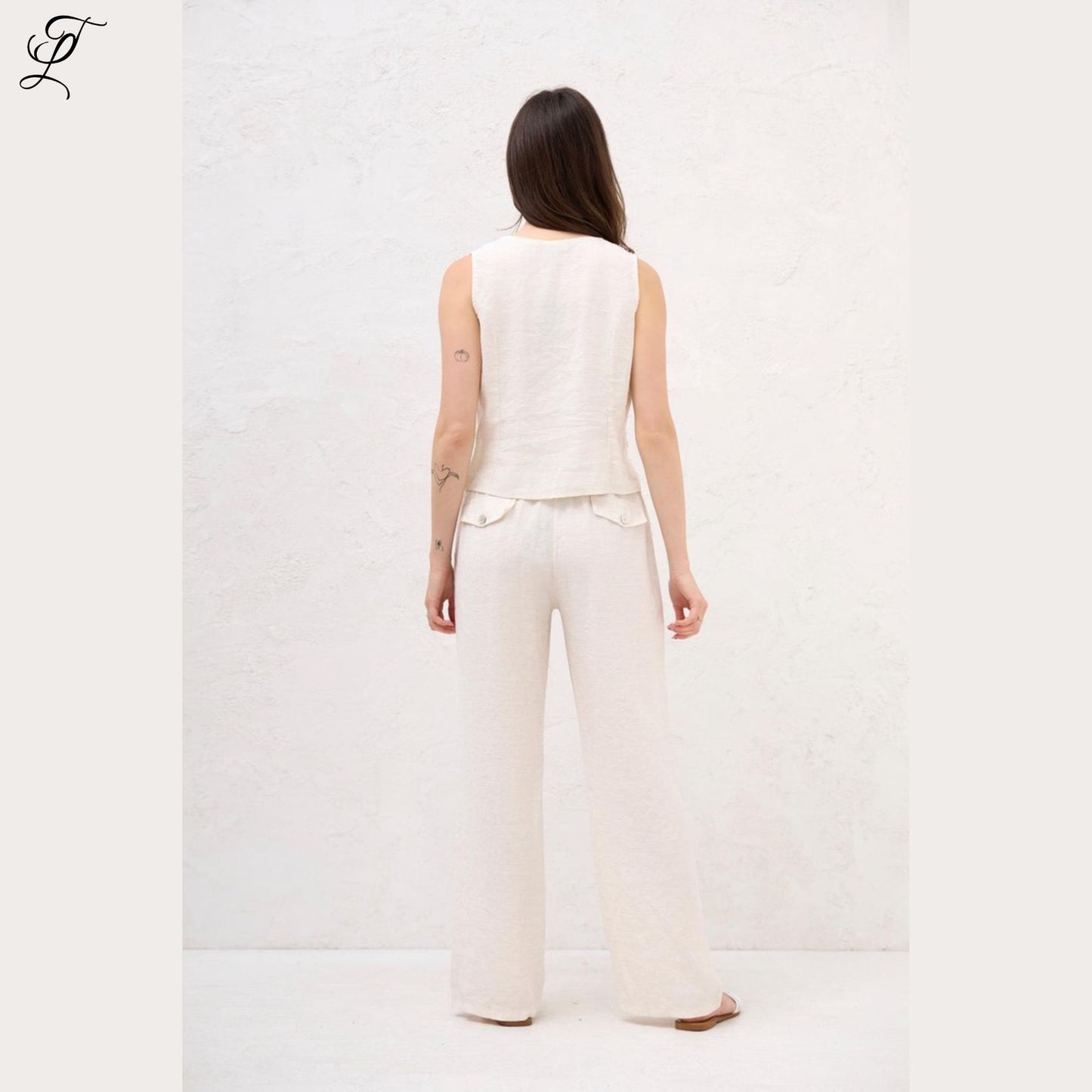 Chastar Losvallende Broek in beige met elastische tailleband en rechte pijpen voor een relaxed en stijlvol comfort.