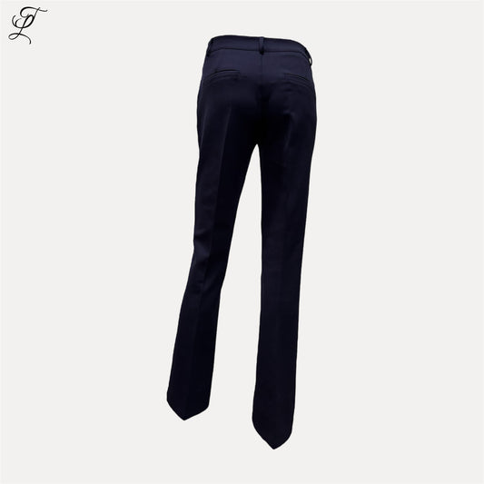 Chastar Flair Broek in zwart met elegante, uitlopende pijpen en een flatterende pasvorm voor een tijdloze look.