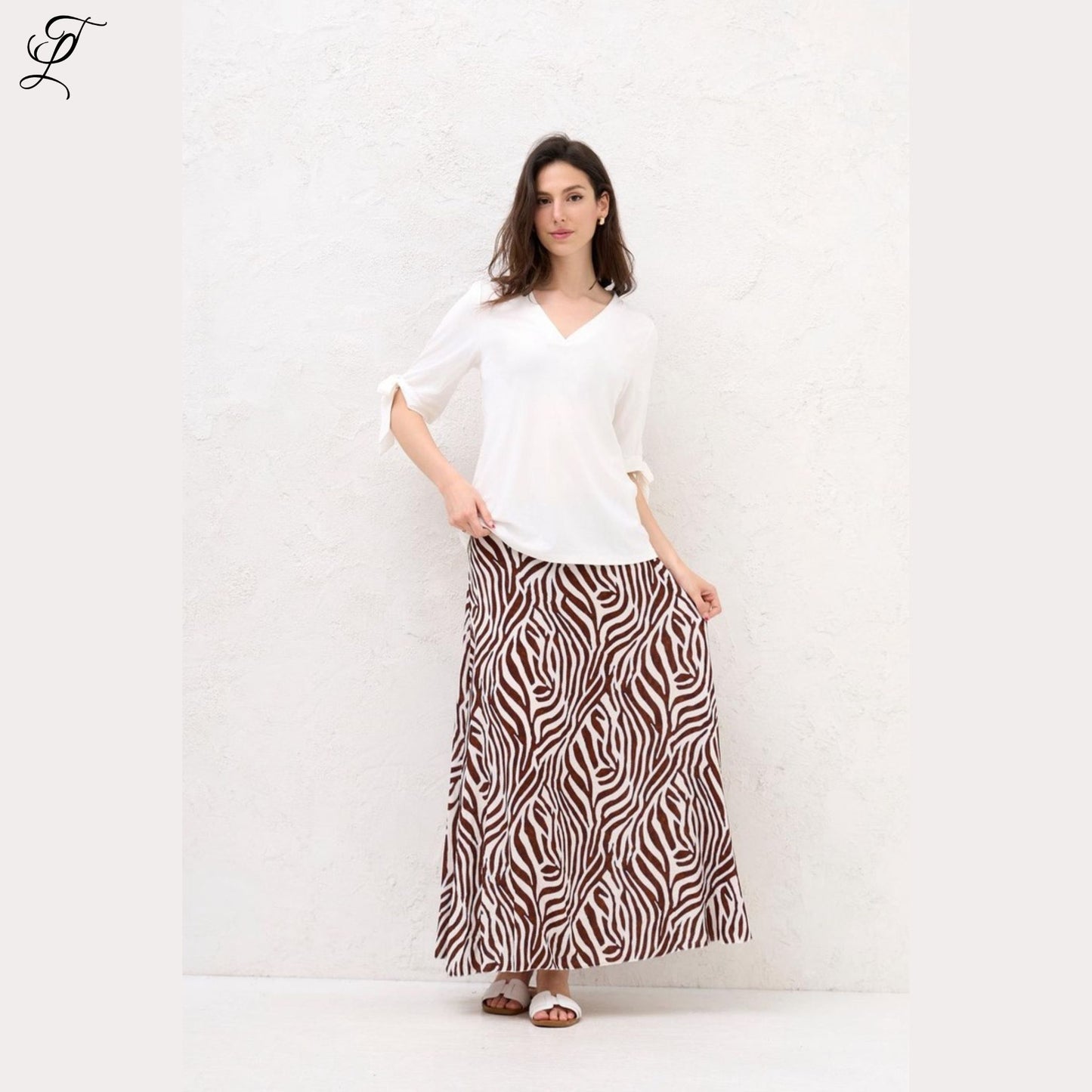 Vrouw draagt de Chastar Viscose Rok Zebra Print, een luchtige, comfortabele maxi-rok met stijlvolle zebraprint.