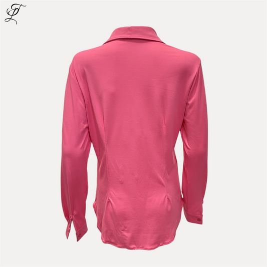 Chastar Soft Blouse in roze, achteraanzicht toont elegante pasvorm met klassieke kraag en lange mouwen. Gemaakt van soepelvallende viscose-polyamide mix. Perfect voor dagelijks gebruik en zakelijke outfits. Bestsellers, Collectie.