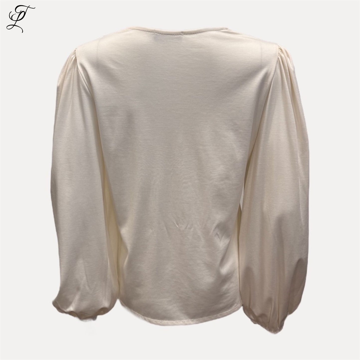 Creme kleurige Chastar Tricot Top Mila met lange soepelvallende mouwen en subtiele plissé V-hals, elegante klassieke stijl.