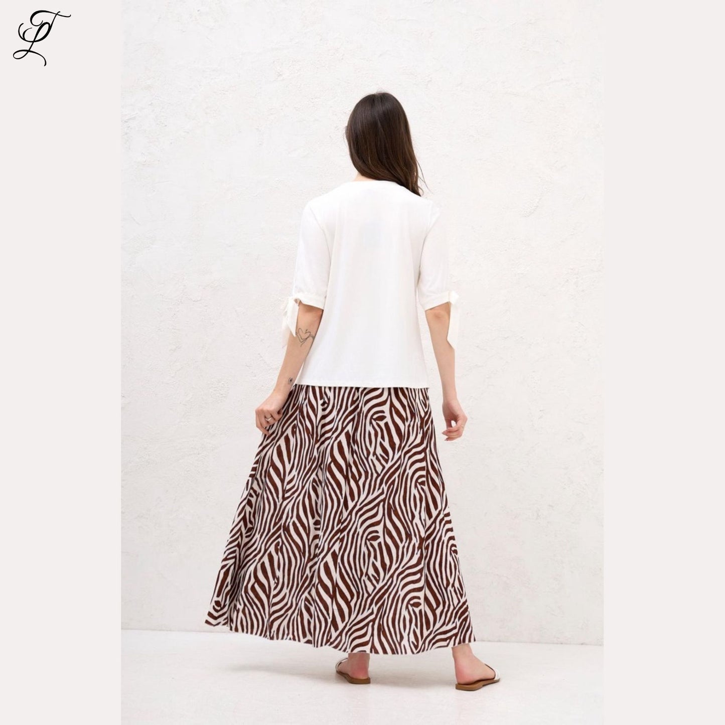 Achteraanzicht van vrouw in luchtige Chastar Viscose Rok Zebra Print met comfortabele pasvorm en elastische tailleband.