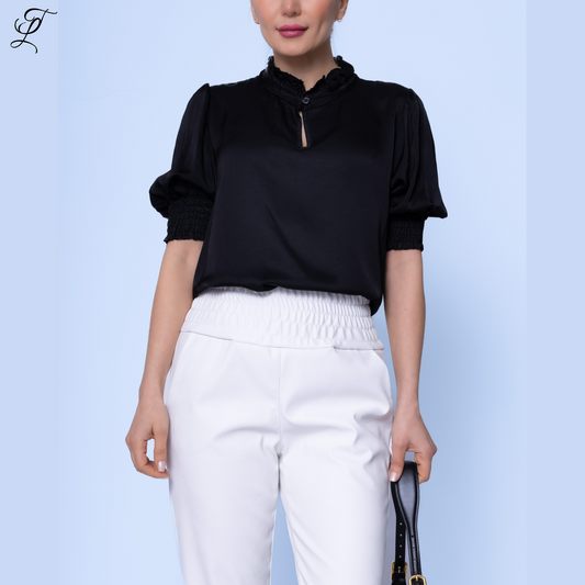 Chastar Silk Shirt in elegant zwart met ruches kraag en pofmouwen, perfect gecombineerd met witte broek. Stijlvolle silk-look blouse met romantische details en smok details bij de mouwen. Veelzijdig kledingstuk voor diverse gelegenheden. Tops & Shirts, Collectie.