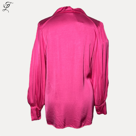 Chastar Zijde-Viscose Blouse in levendig fuchsia roze, getoond vanaf de achterkant met elegante pofmouwen en een glanzende zijdeachtige afwerking. De soepelvallende stof benadrukt de luxueuze uitstraling van deze klassieke blouse. Blouses, Collectie