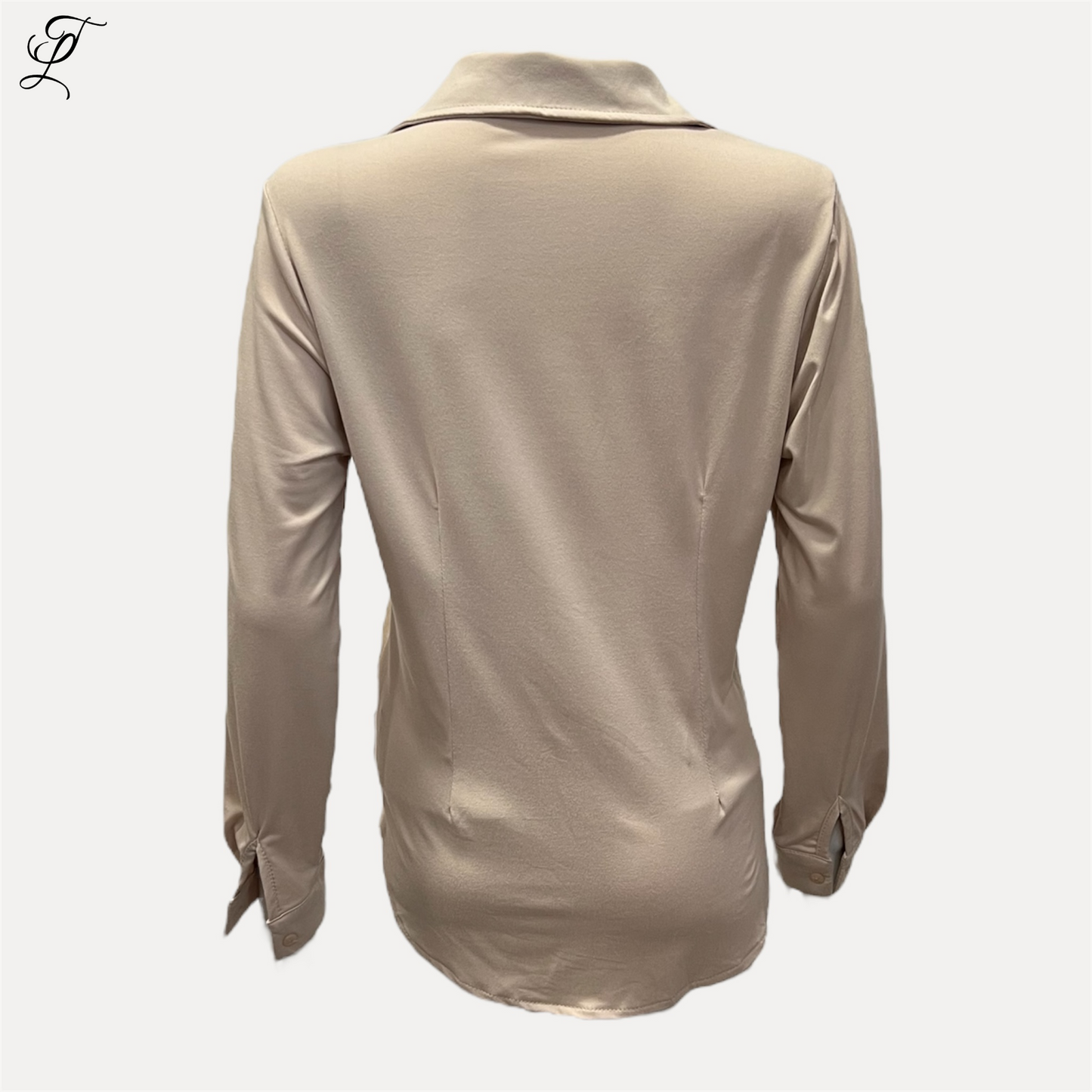 Chastar Soft Blouse in elegant beige, achteraanzicht toont soepelvallende stof met klassieke kraag en lange mouwen met manchetten. Stijlvolle basic blouse voor veelzijdige outfits. Home page, Collectie, Bestsellers