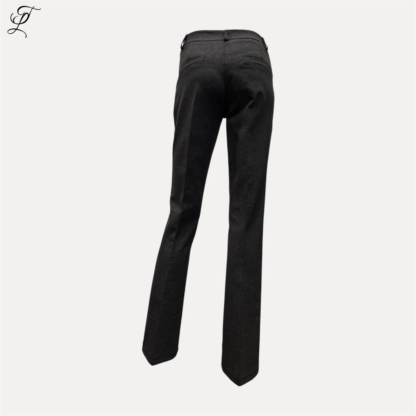 Chastar Klassieke zwarte flair broek met elegante, uitlopende pijpen voor een tijdloze en flatterende pasvorm.