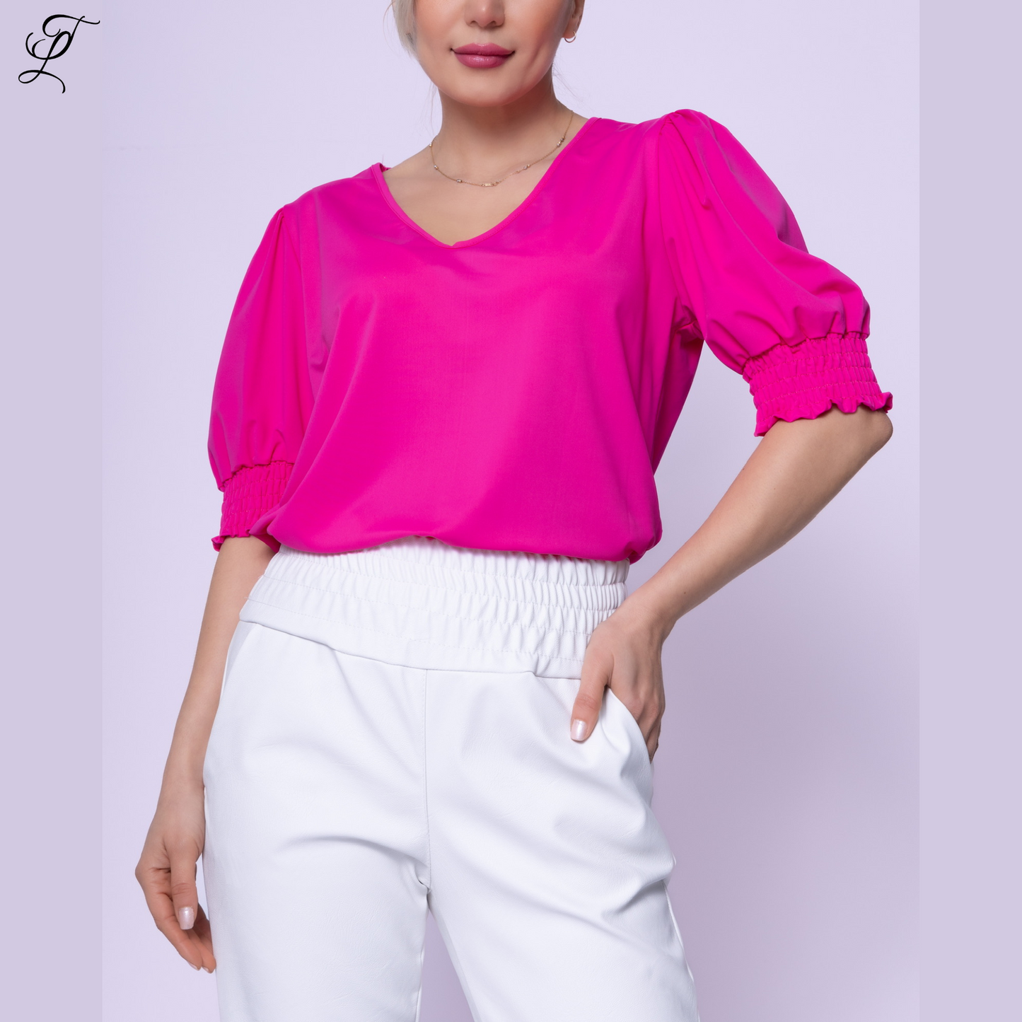 Stijlvolle Chastar V-hals Silk Shirt in levendig roze met pofmouwen en elastische manchetten, gedragen met witte broek. Het shirt heeft een elegante V-hals en is gemaakt van comfortabele travelstof, perfect voor dagelijks gebruik. Collectie Chastar.