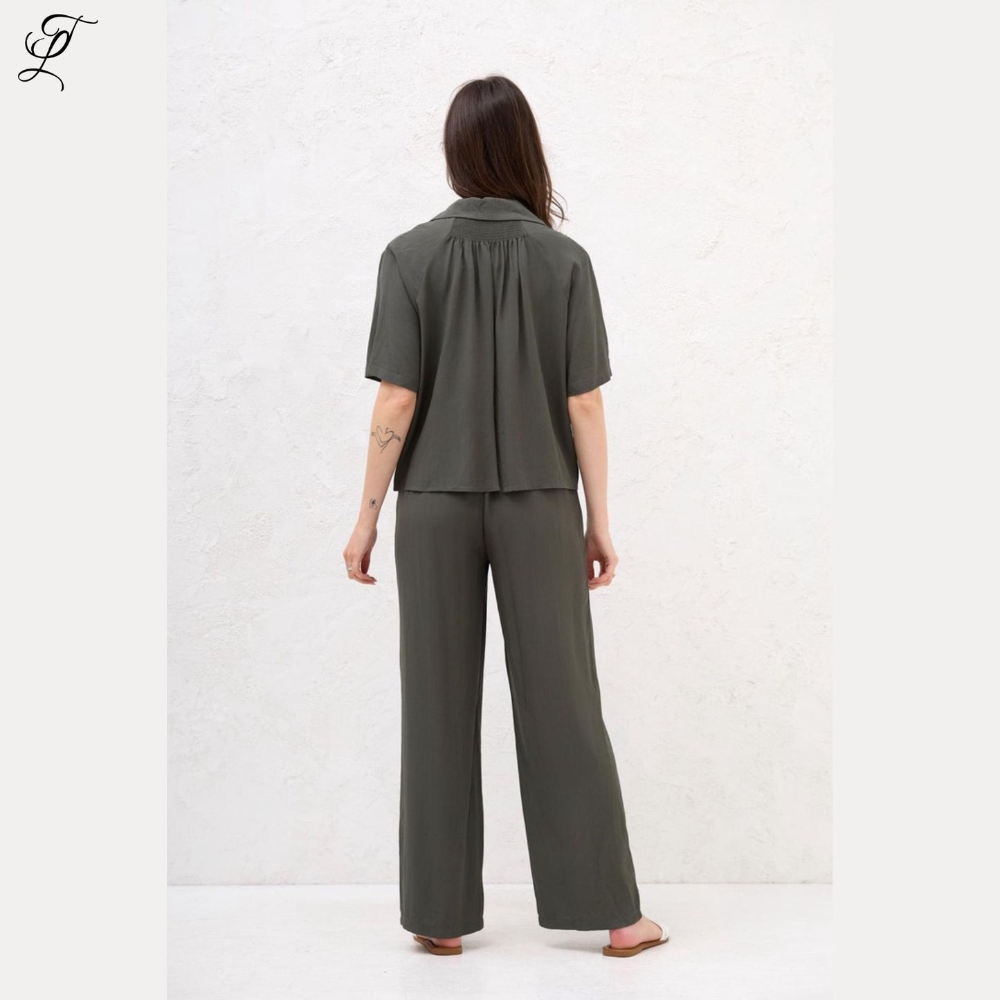 Chastar Korte Mouwen Blouse in army groen met relaxte pasvorm, perfect voor een casual en stijlvolle look.