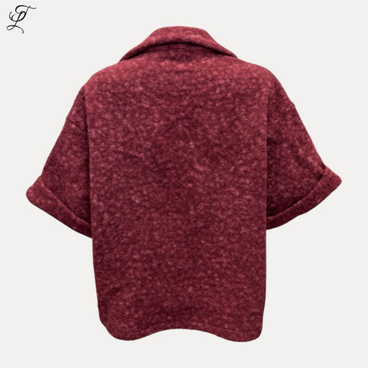 Chastar korte bouclé jas in bordeaux met wijde mouwen, dubbele knoopsluiting en zachte structuur, modern en stijlvol.