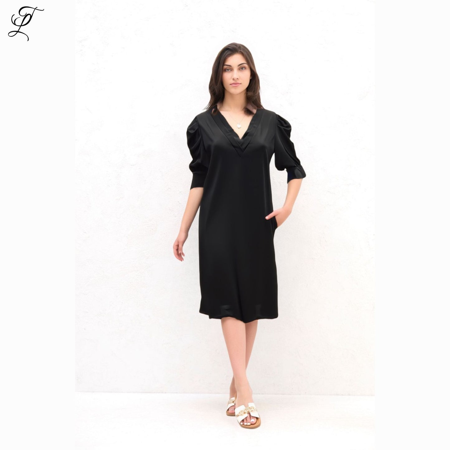 Chastar Tricot Jurk met Pofmouwen in zwart met V-hals en rechte pasvorm, elegant en comfortabel, Jurken & Tunieken