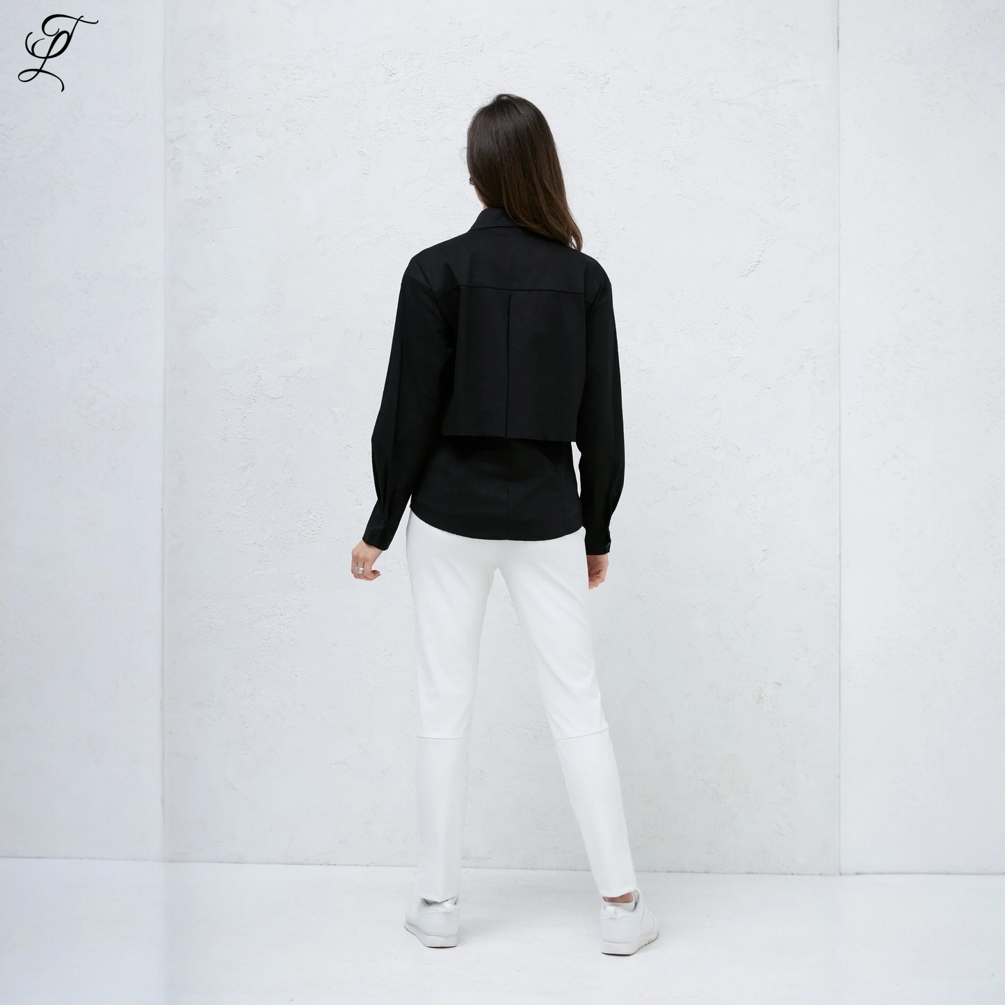 Chastar Dubbel Laag Blouse in zwart, gedragen met witte broek, toont unieke dubbele laag design aan achterzijde. Stijlvol silhouet met klassieke pasvorm en casual elegantie. Perfect voor dagelijks gebruik. Blouses, Collectie