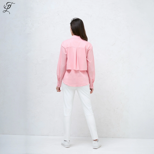Chastar Dubbel Laag Blouse in zachtroze, gedragen met witte broek, toont unieke dubbele laag aan achterzijde. Strakke kraag en knoopsluiting voor een elegante look. Comfortabele pasvorm voor dagelijks gebruik. Blouses, Collectie