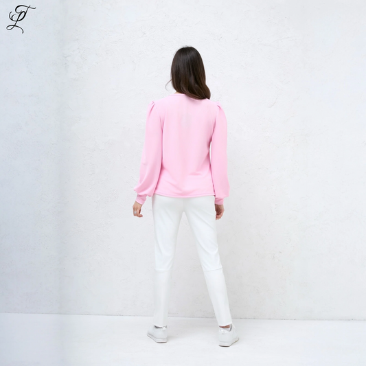 Chastar V-Hals Blouse in roze, gedragen met witte broek, achteraanzicht toont elegante pofmouwen en soepele pasvorm. De blouse valt mooi over de rug en heeft een subtiele, verfijnde uitstraling. Blouses, Collectie