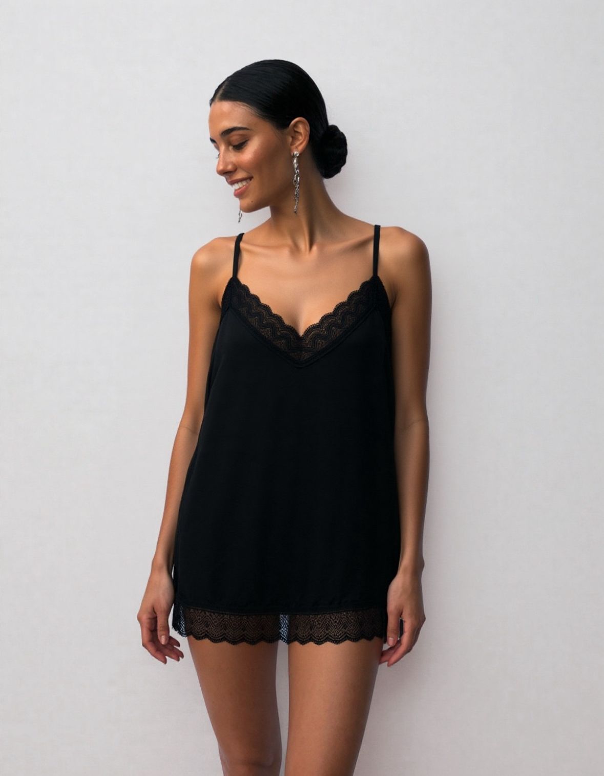 Dames zwart Silk Top met kanten details van 70% viscose en 30% zijde uit de nieuwe Chastar collectie.