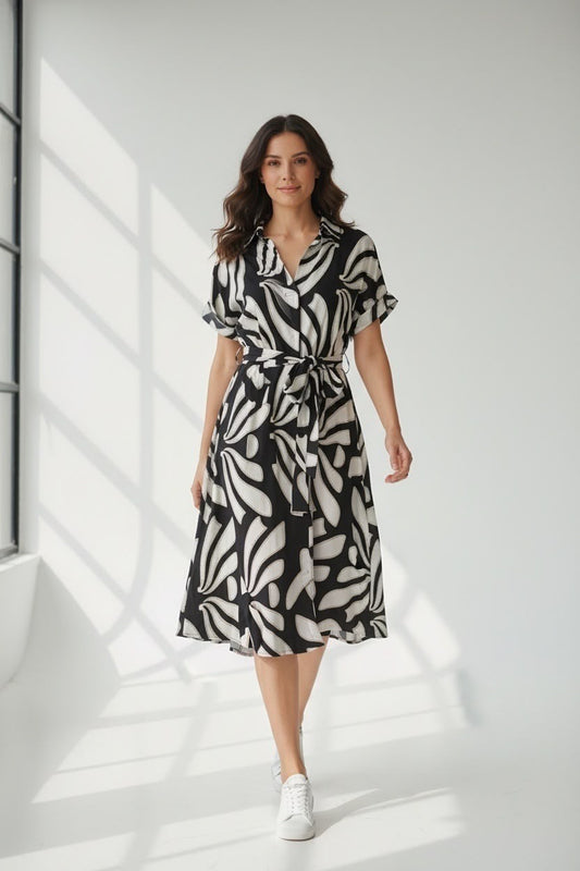 Midi jurk van zwart-witte viscose met korte mouwen, ceintuur en kraag, onderdeel van de Chastar Jurken & Tunieken collectie.